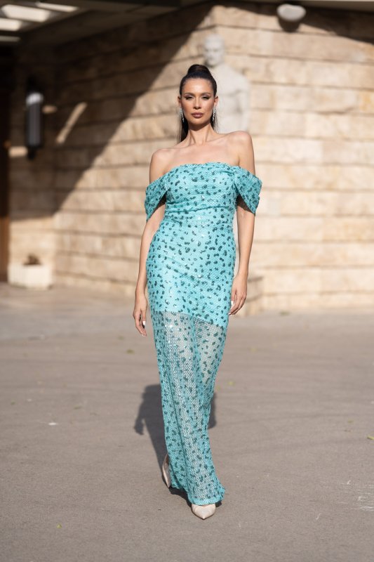 Дълга тюркоазена рокля с цепка 