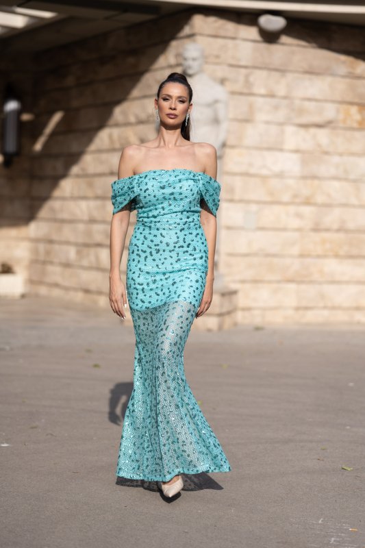 Дълга тюркоазена рокля с цепка 