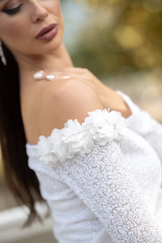 Къса бяла рокля от пайети с дълги ръкави и 3D цветя