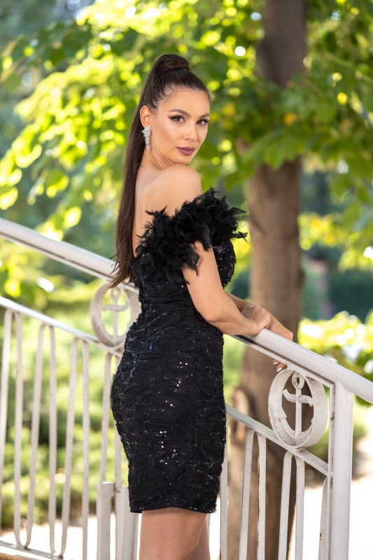 Къса черна рокля от дантела с пайети и пера