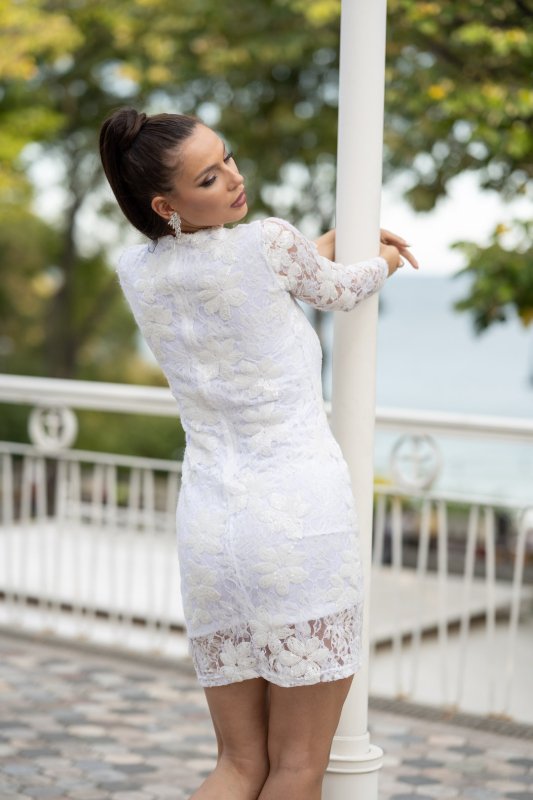 Къса бяла рокля с дълги ръкави от дантела с пайети