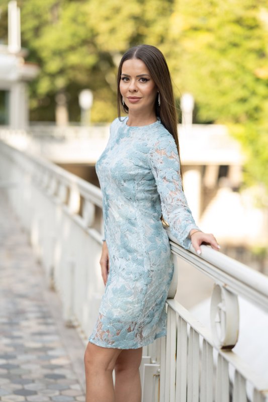 Къса рокля с дълги ръкави от дантела с пайети 