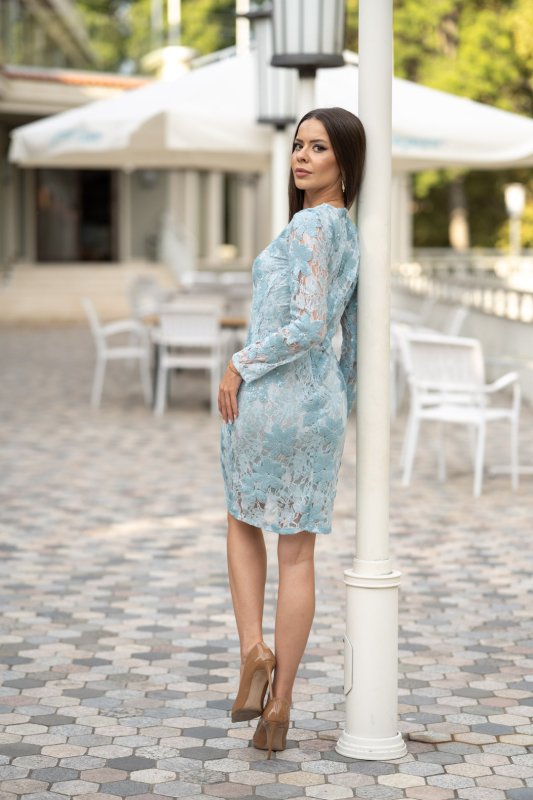 Къса рокля с дълги ръкави от дантела с пайети 