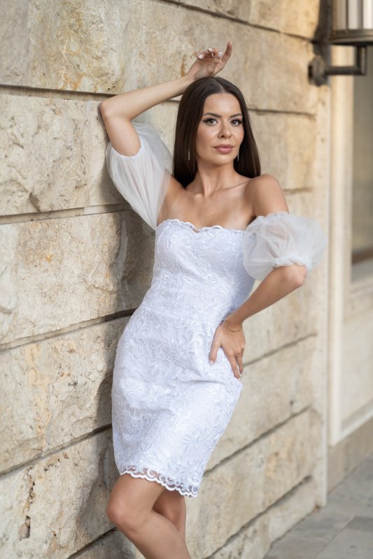 Къса бяла рокля от дантела с тюлени ръкави