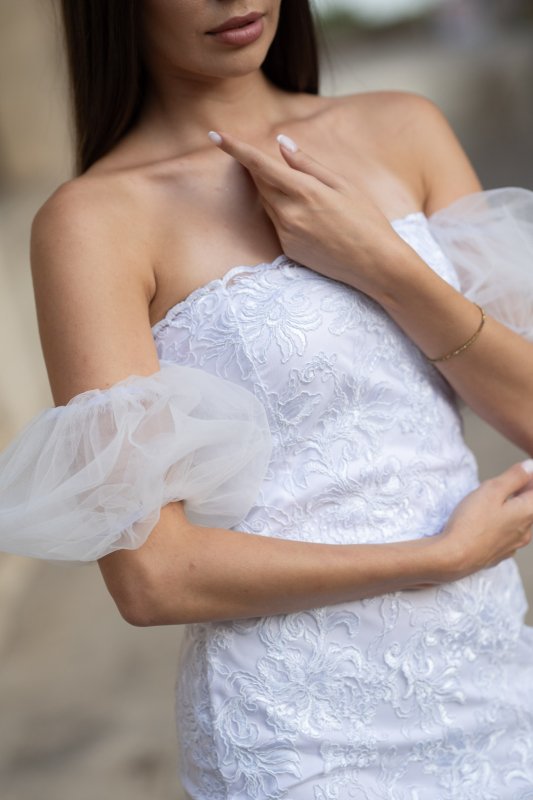 Къса бяла рокля от дантела с тюлени ръкави