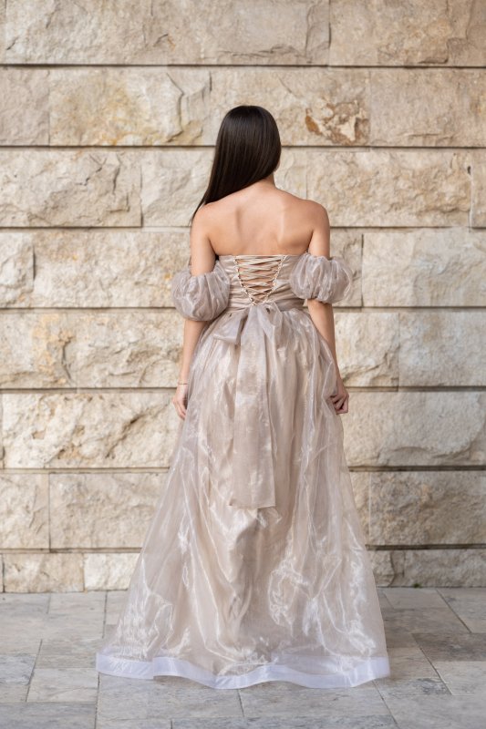 Дамска дълга бежова рокля от органза