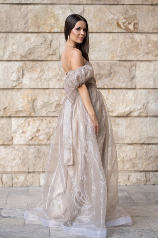 Дамска дълга бежова рокля от органза