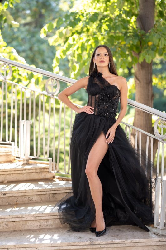 Черна дълга рокля от тюл и корсет с изящни 3D цветя