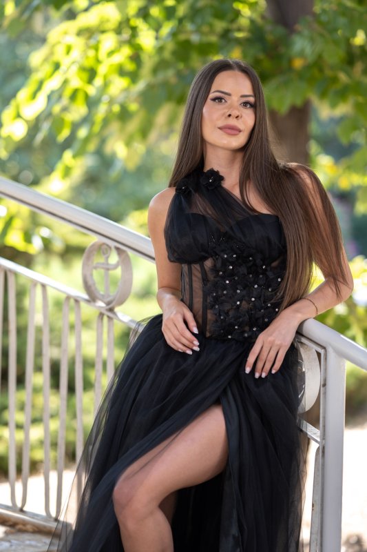 Черна дълга рокля от тюл и корсет с изящни 3D цветя