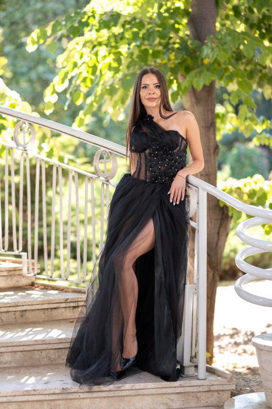 Черна дълга рокля от тюл и корсет с изящни 3D цветя