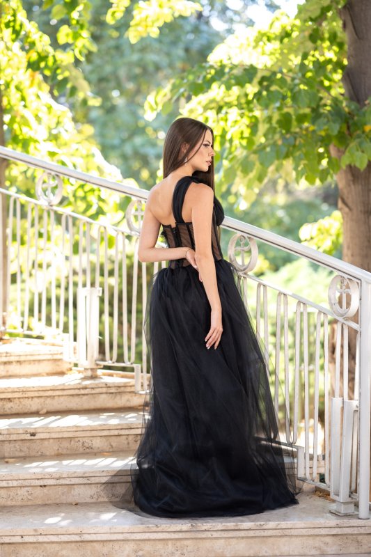 Черна дълга рокля от тюл и корсет с изящни 3D цветя