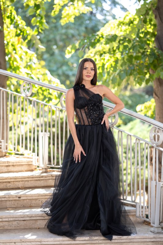 Черна дълга рокля от тюл и корсет с изящни 3D цветя