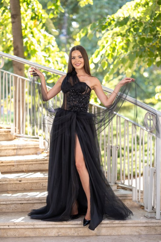 Черна дълга рокля от тюл и корсет с изящни 3D цветя