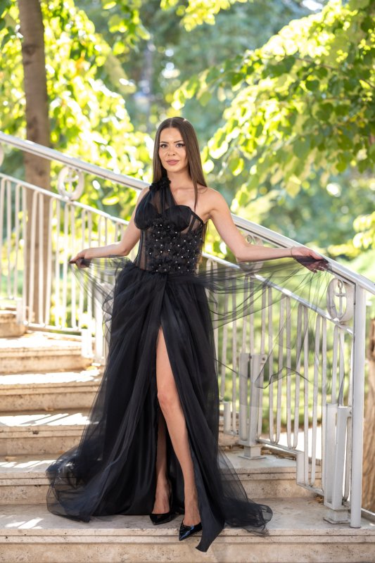 Черна дълга рокля от тюл и корсет с изящни 3D цветя