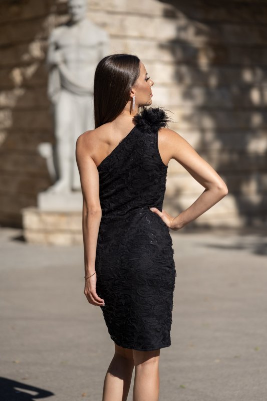 Черна къса вталена рокля с едно рамо