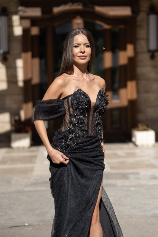 Дълга черна рокля с голи рамене, 3D цветя и висока цепка