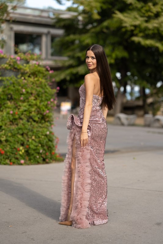 Розова вечерна рокля от кадифе с пайети, тюл и ефектна цепка