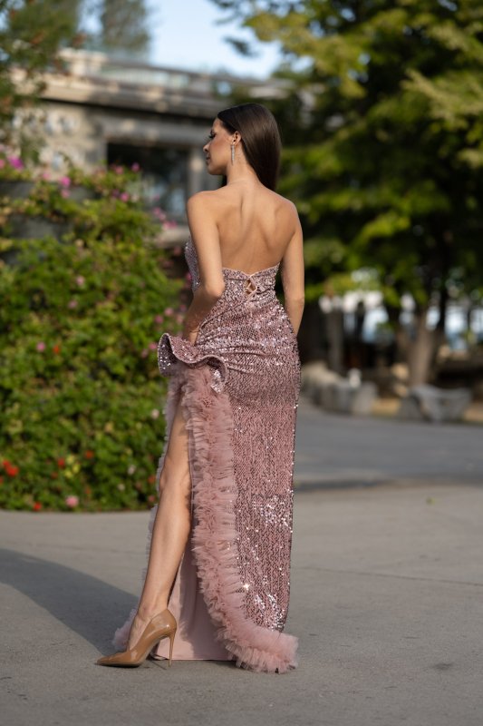 Розова вечерна рокля от кадифе с пайети, тюл и ефектна цепка