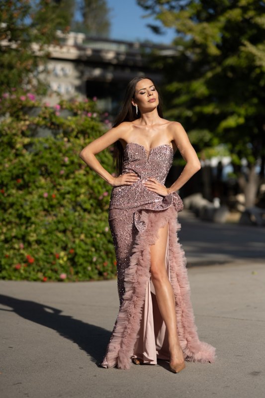 Розова вечерна рокля от кадифе с пайети, тюл и ефектна цепка