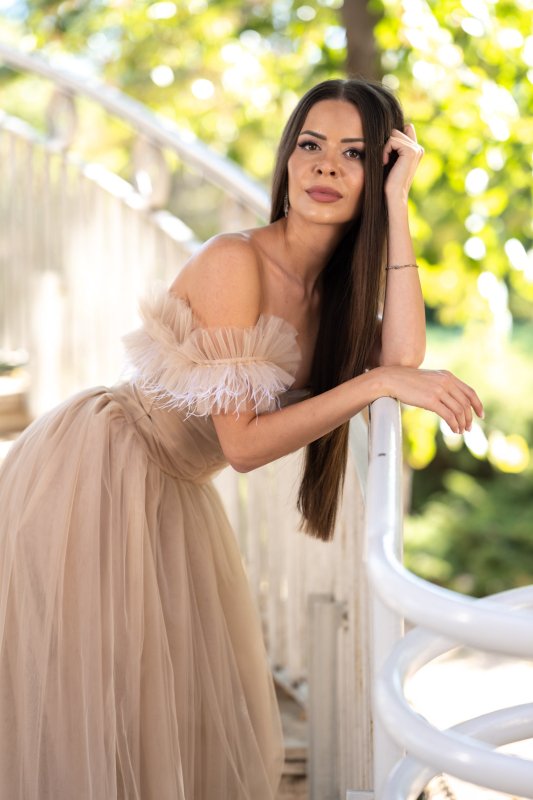 Дълга бежова рокля с тюл 