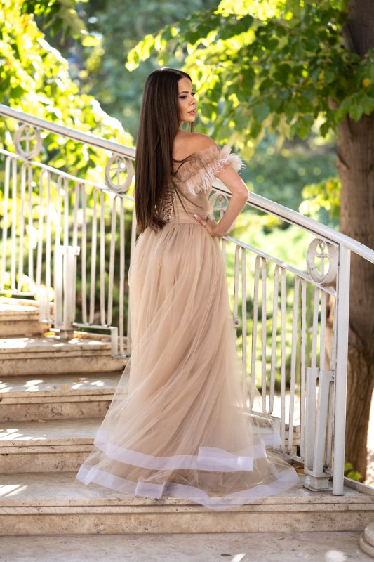 Дълга бежова рокля с тюл 