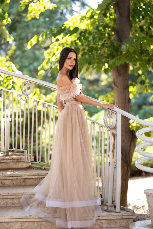 Дълга бежова рокля с тюл 