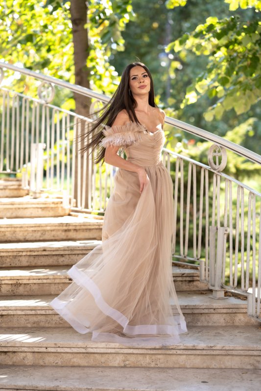 Дълга бежова рокля с тюл 