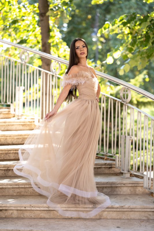 Дълга бежова рокля с тюл 