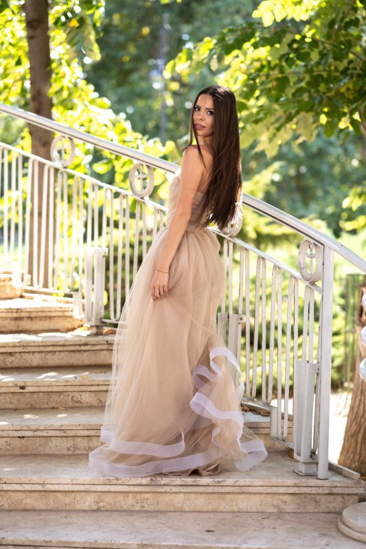 Дълга бежова рокля с тюл 