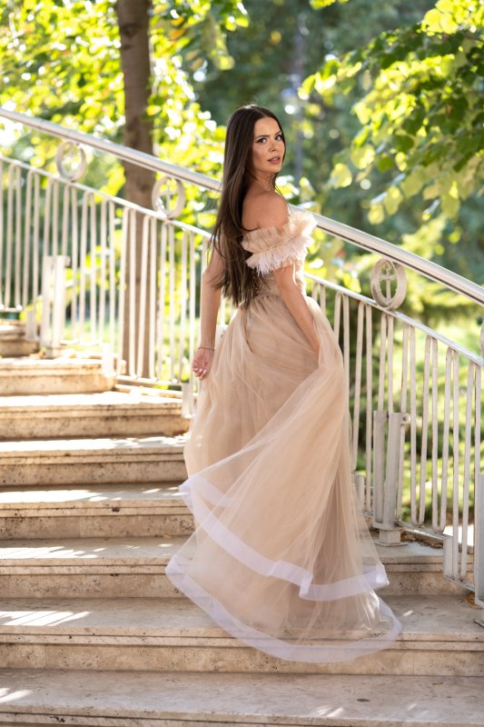 Дълга бежова рокля с тюл 