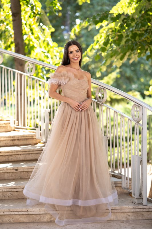 Дълга бежова рокля с тюл 