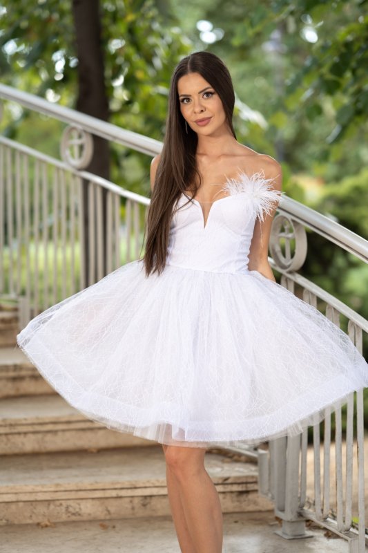 Къса бяла разкроена рокля с блясък и пера