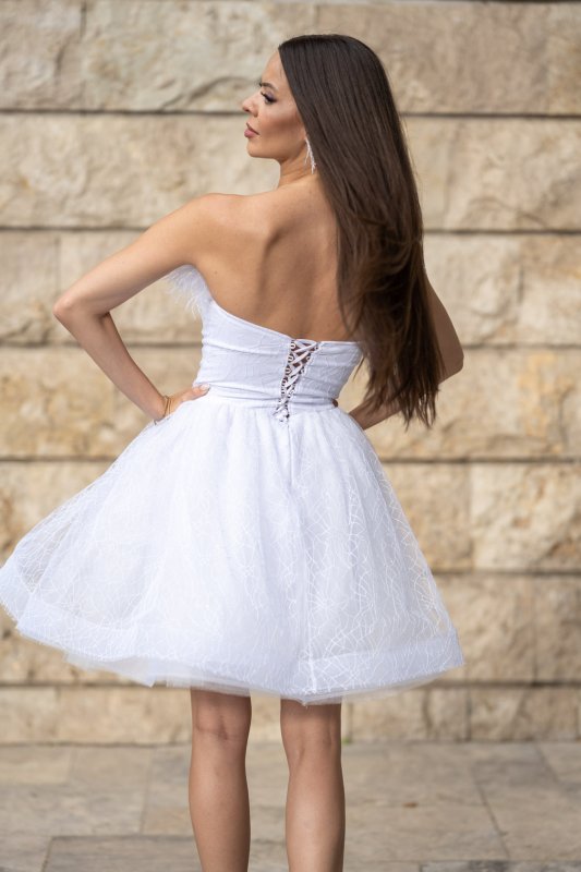 Къса бяла разкроена рокля с блясък и пера