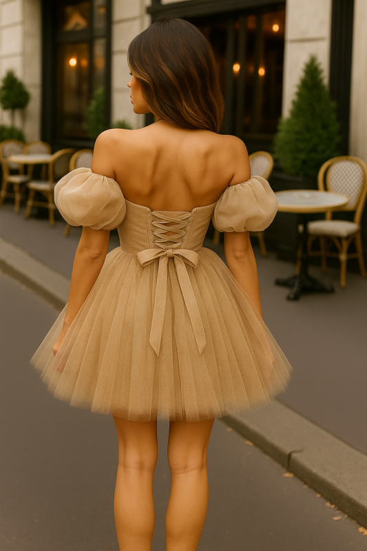 Къса разкроена рокля с паднали ръкави от тюл в бежово