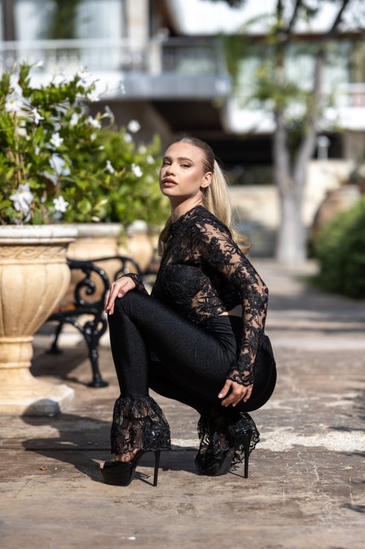 Черна блуза от луксозна дантела