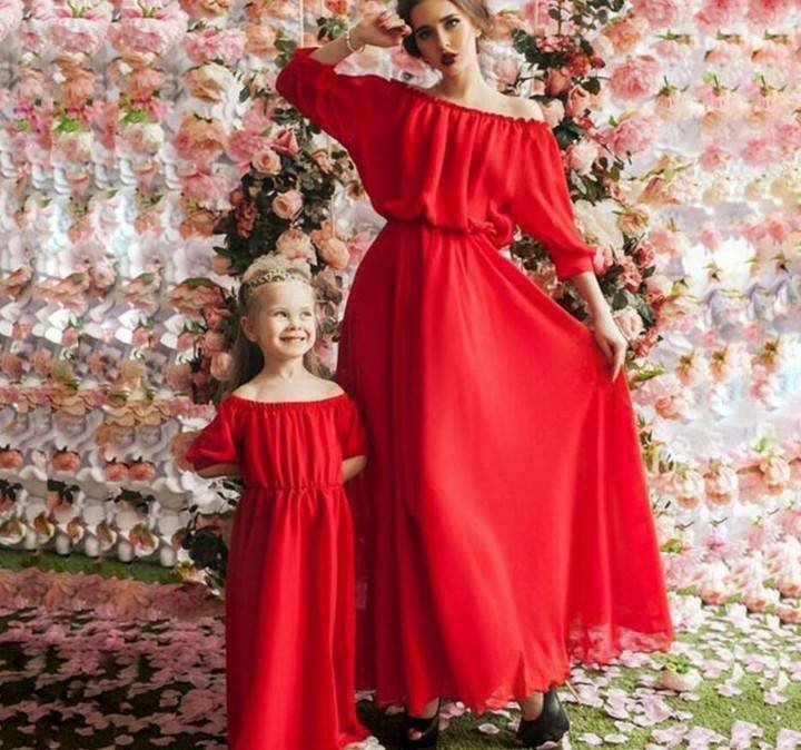 Комплект еднакви дълги рокли от шифон за майка и дъщеря