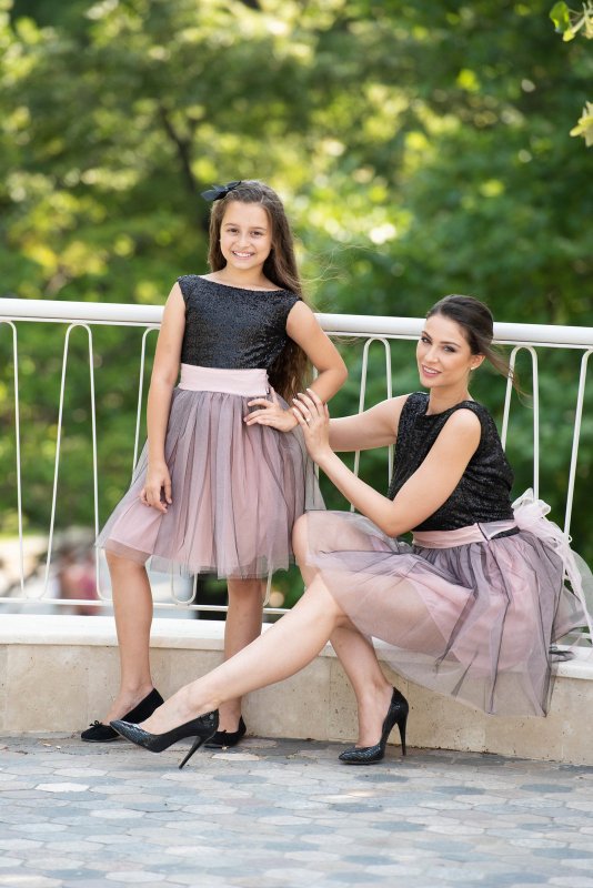 Комплект еднакви рокли за майка и дъщеря с пайети и 2 цвята тюл