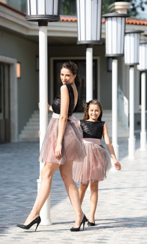 Комплект еднакви рокли за майка и дъщеря с пайети и 2 цвята тюл