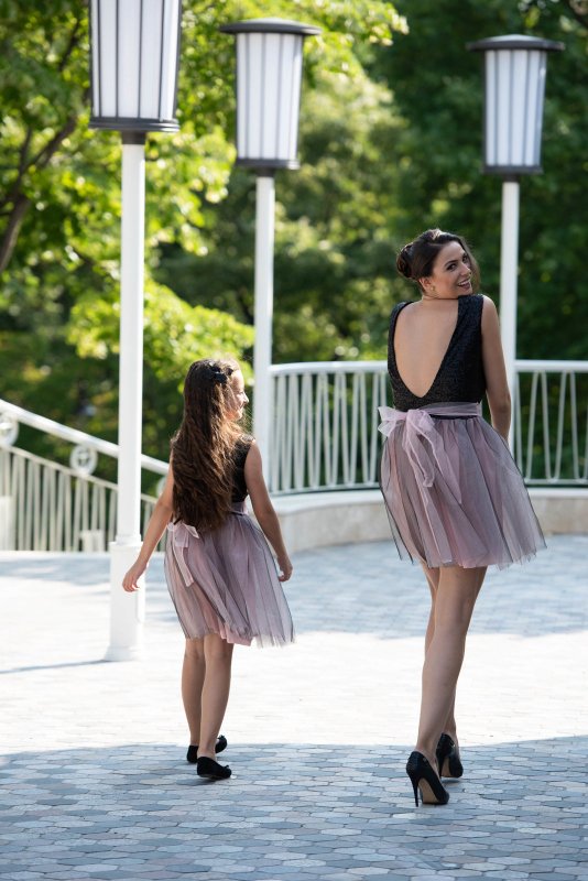 Дамска рокля с пайети и 2 цвята тюл