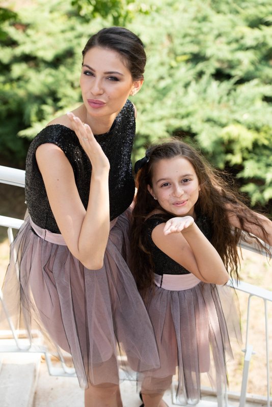 Дамска рокля с пайети и 2 цвята тюл