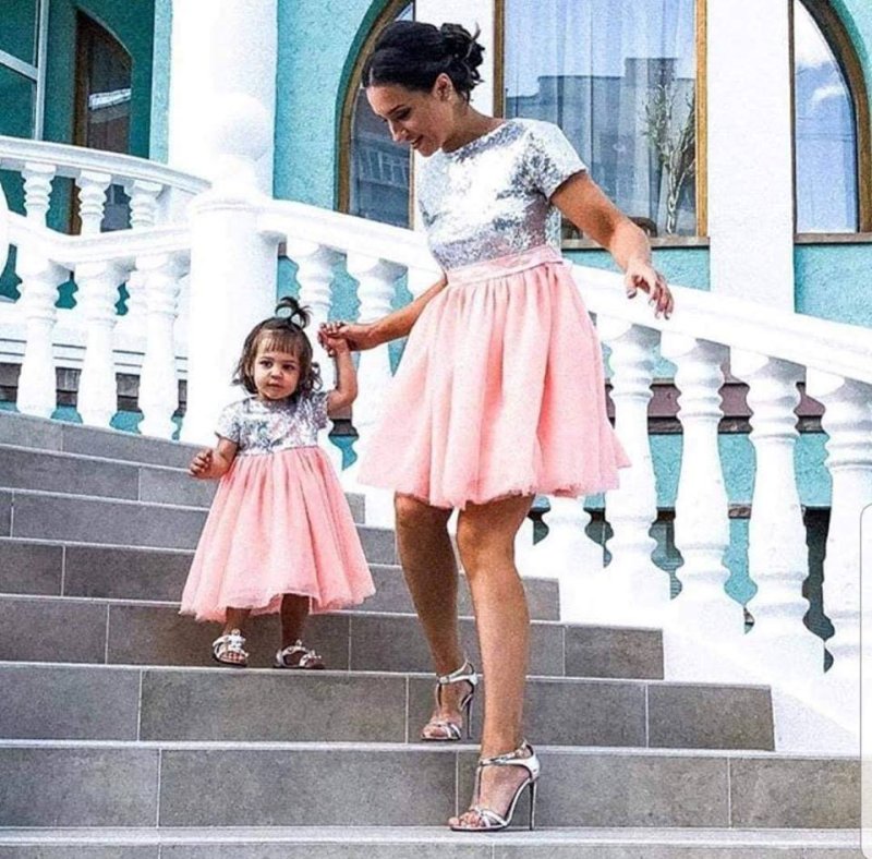 Комплект еднакви рокли за майка и дъщеря със сребристи пайети и розов тюл