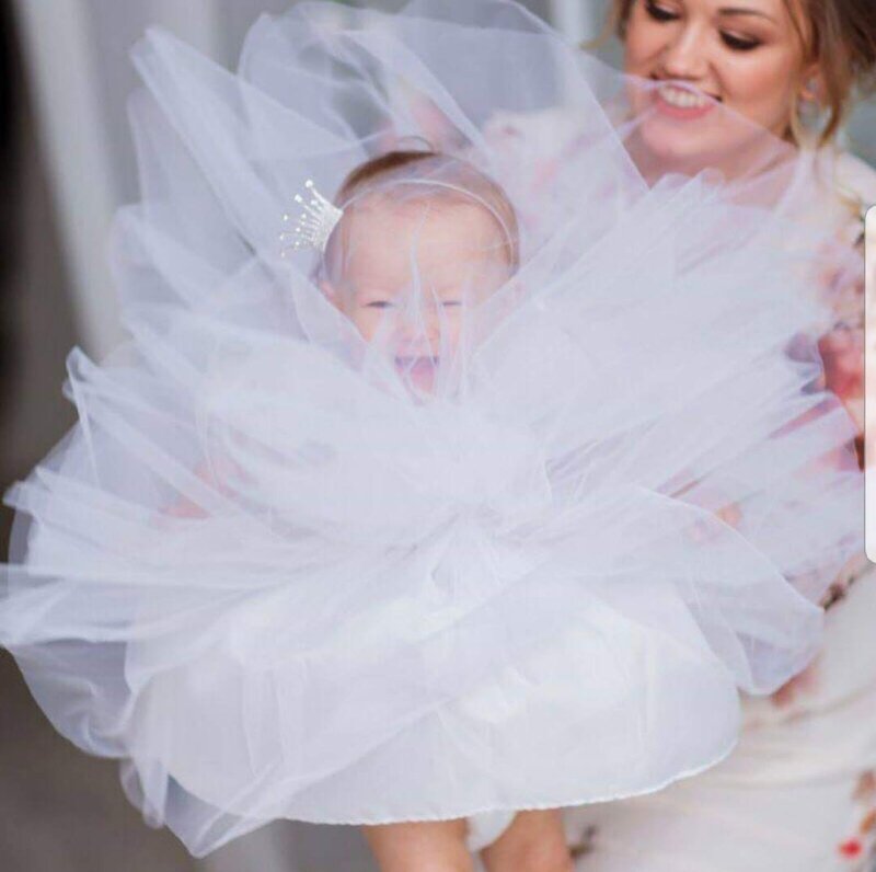 Детска официална бяла рокля с тюл