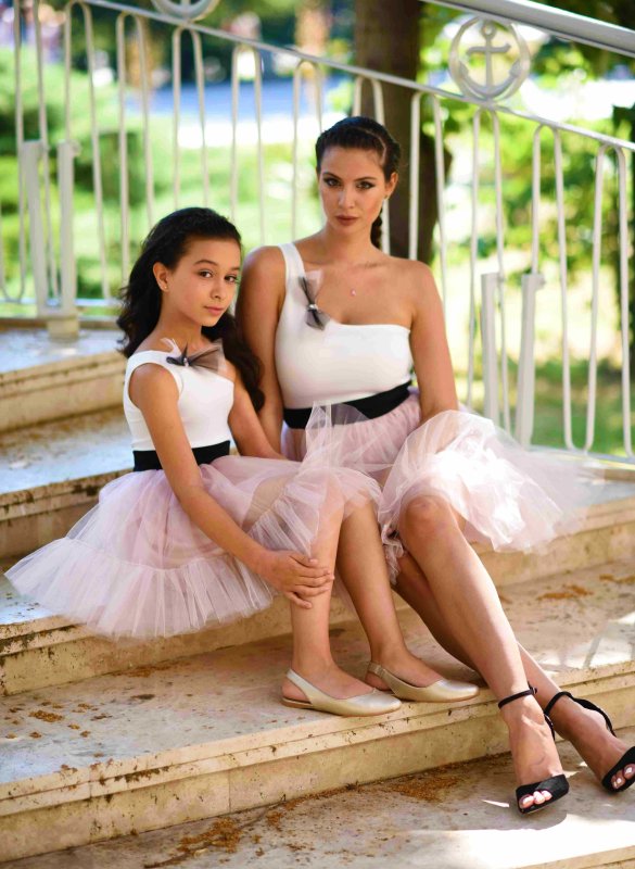 Комплект еднакви рокли за майка и дъщеря с тюл пудра и панделки