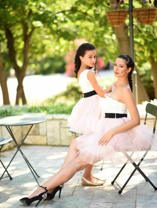 Дамска рокля с тюл пудра и панделка