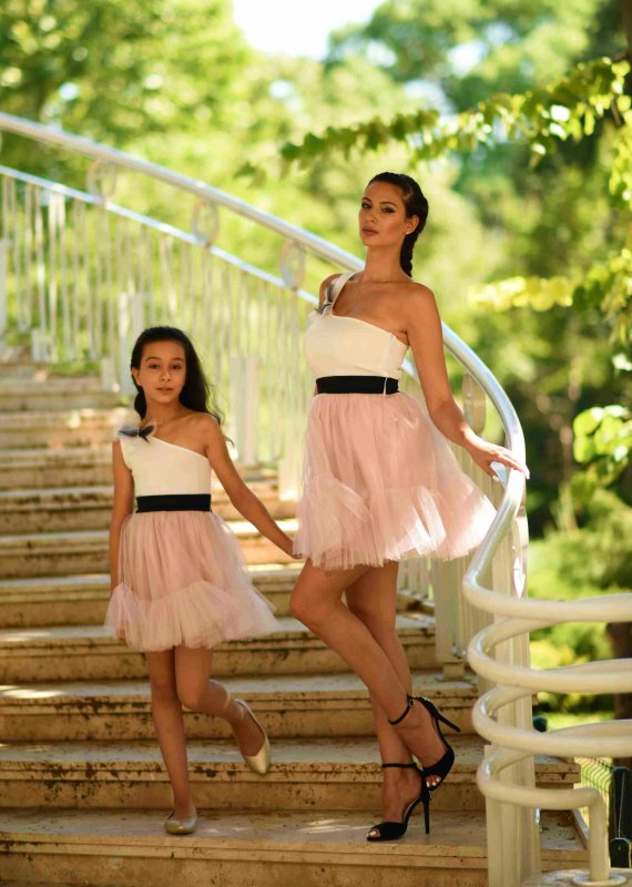 Дамска рокля с тюл пудра и панделка