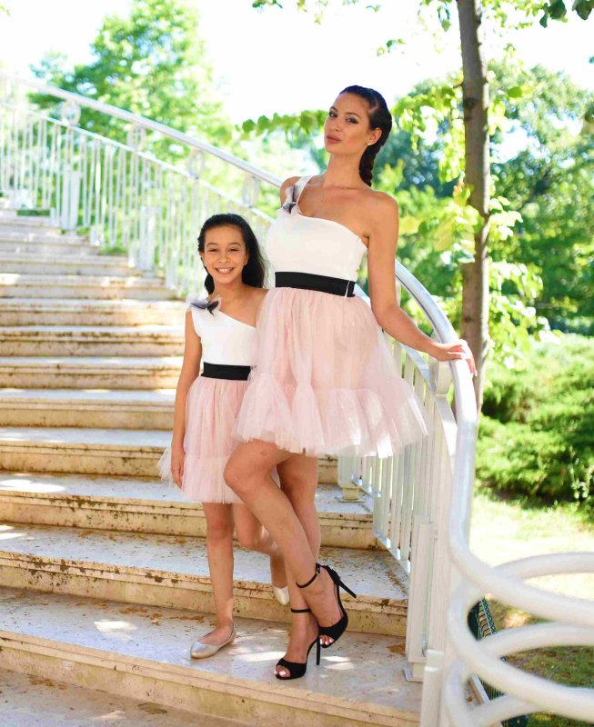 Дамска рокля с тюл пудра и панделка