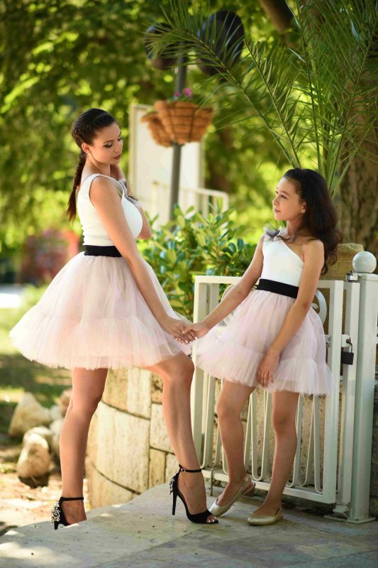 Дамска рокля с тюл пудра и панделка