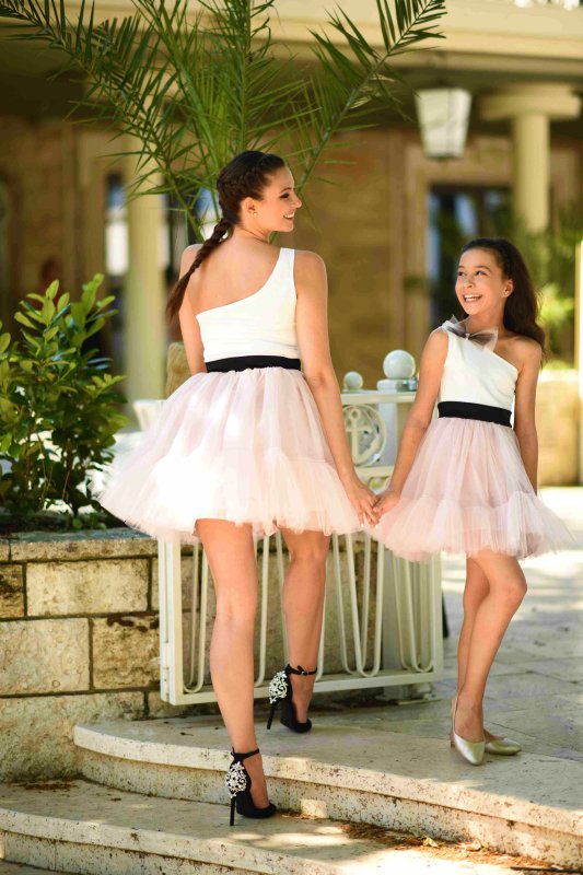 Дамска рокля с тюл пудра и панделка