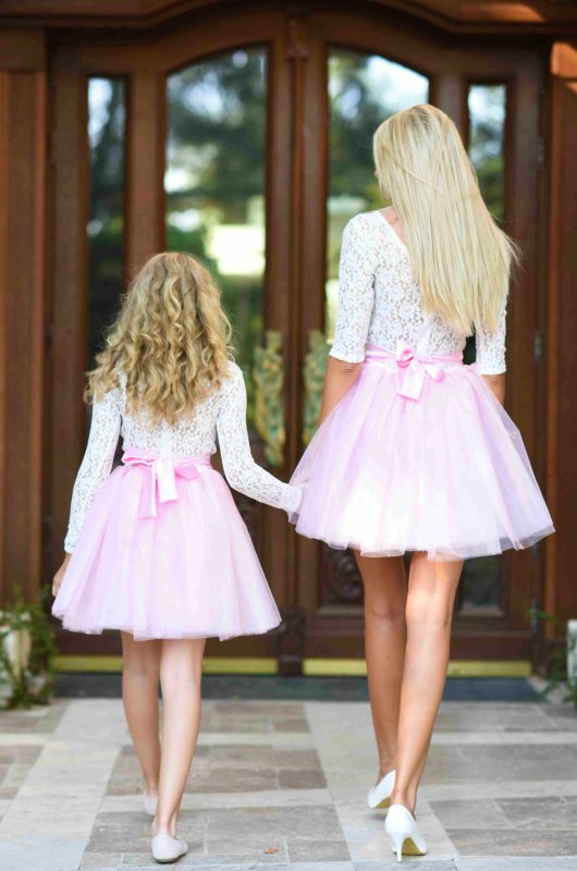 Комплект еднакви рокли за майка и дъщеря с бяла дантела и розов тюл