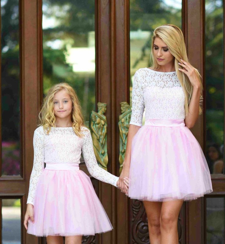 Дамска рокля с бяла дантела и розов тюл